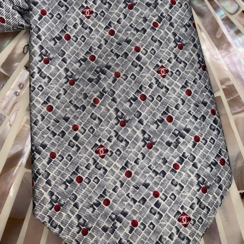 ꧁༒☬𝓡𝓮𝓼𝓮𝓻𝓿𝓮𝓭☬༒꧂
Please do not purchase! CHANEL SILVER 100% SILK LOGO TIE - Picture 9 of 15